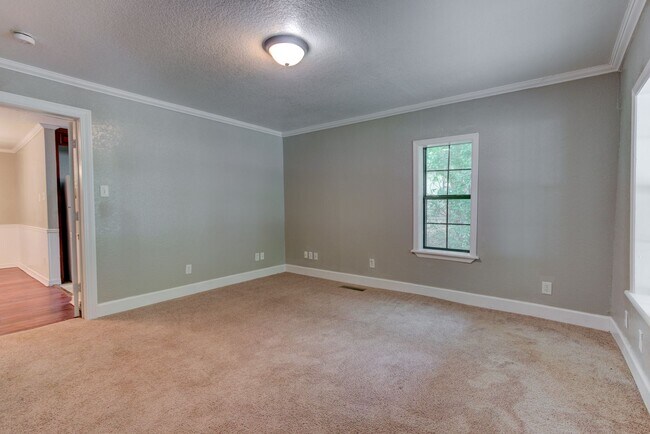 Building Photo - Freshly Renovated 3 Bedroom Home