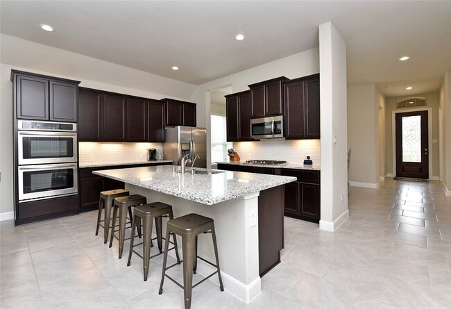 Foto del edificio - 5835 Euclid Loop