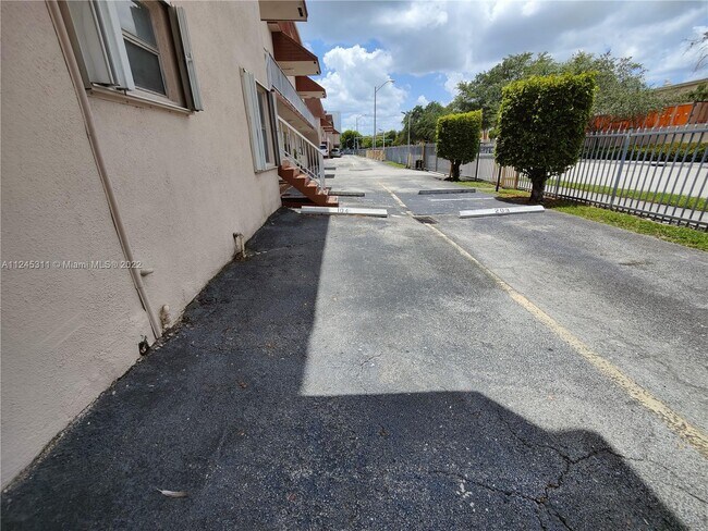 Building Photo - 1560 W 46th St