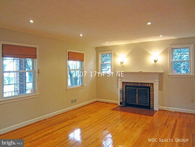 Building Photo - SPACIOUS DETACHED BRICK HOME W/ GARAGE IN ...