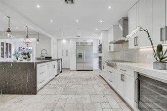 Building Photo - 1161 Sunset Dr