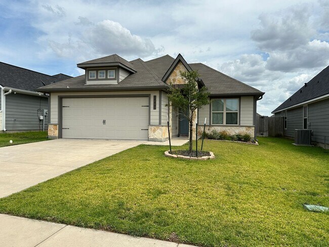 Foto del edificio - Bryan - 3 bedroom / 2 bath / 2 car garage house with fenced in back yard.