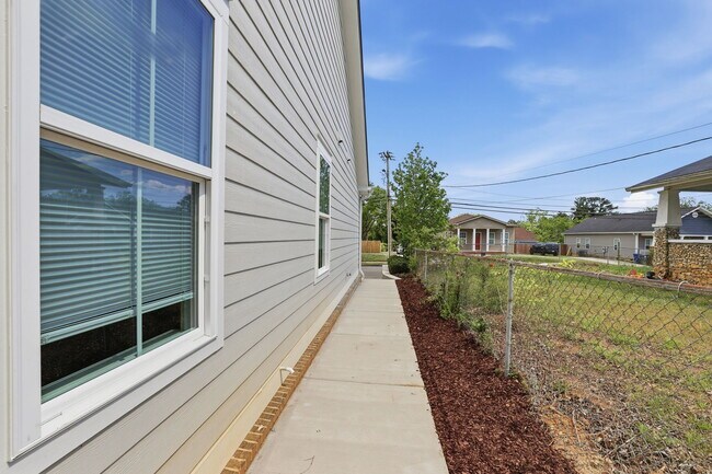 Foto del edificio - 705 Woodmore Ln