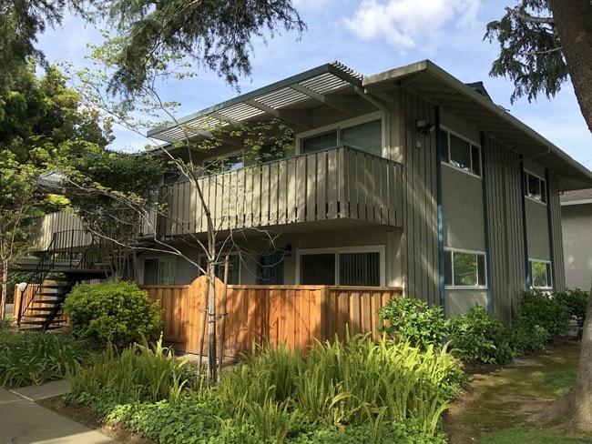 Building Photo - 573 Valley Forge Way