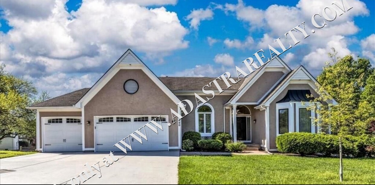 Primary Photo - Magnificent 6 Bedroom 4 Bath Home in Lee’s...