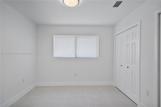Foto del edificio - 490 NE 141st St