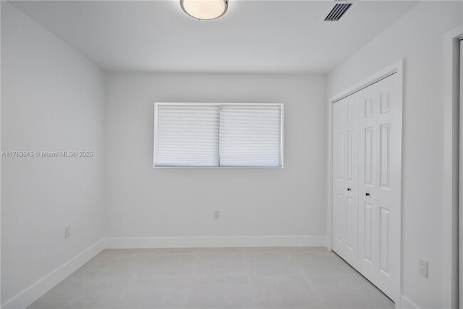 Building Photo - 490 NE 141st St