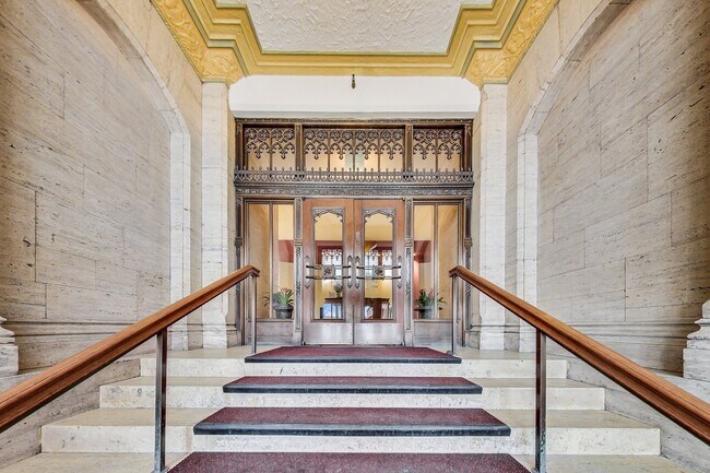 Front door - 728 W Jackson Blvd