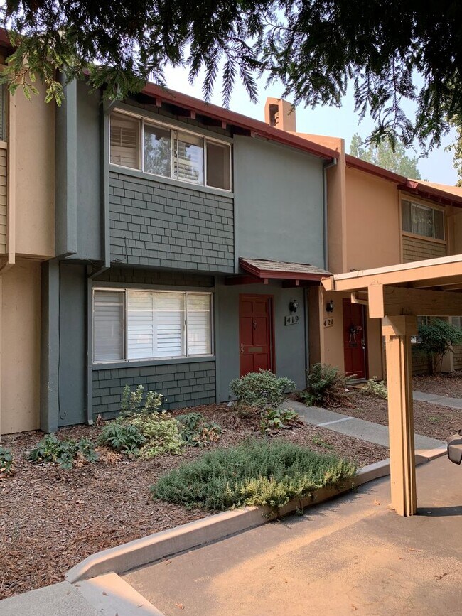 Foto del edificio - Adorable 3 Bed 1.5 Bath Covell Commons Condo ( fall Rental )
