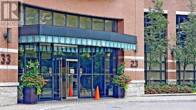 Photo du bâtiment - 23 Sheppard Ave E