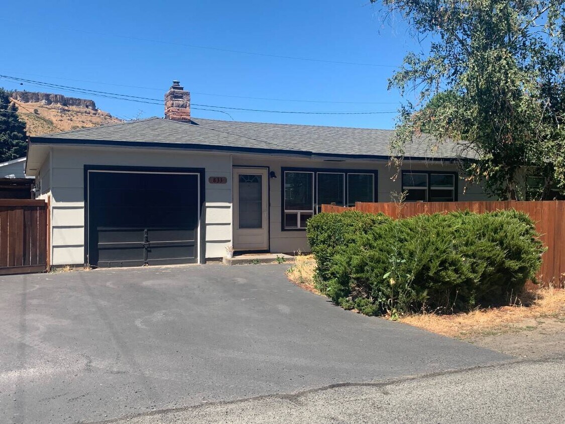 Foto principal - 833 Cascade St W