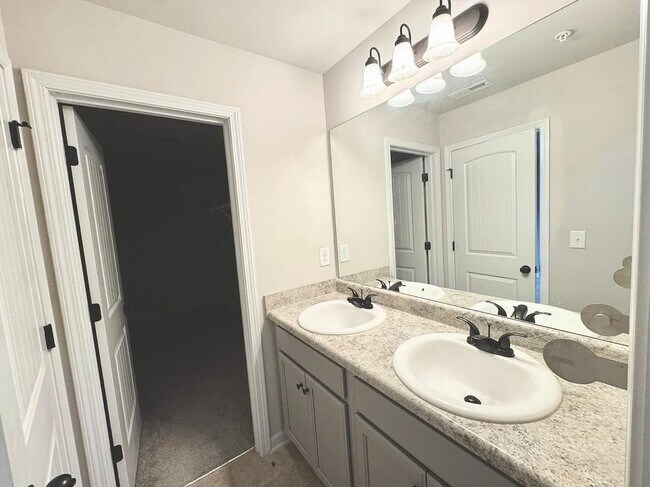 Building Photo - 2890 Bayrose Cir