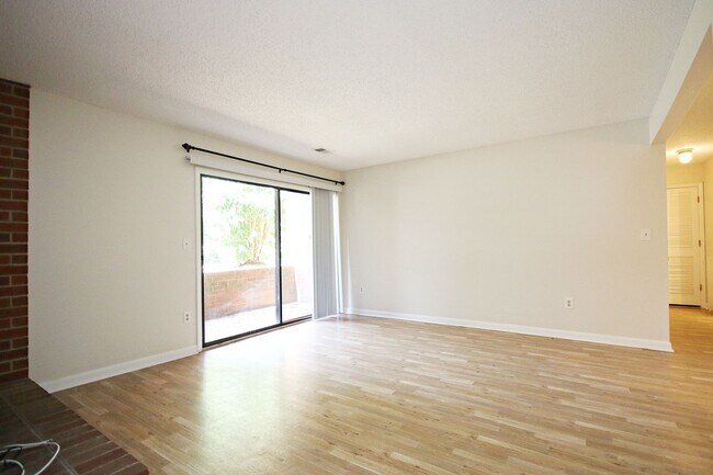 Foto del edificio - Lower-Level Turtle Creek Apartment