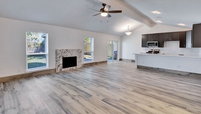 Foto del edificio - 8216 View Ridge Dr