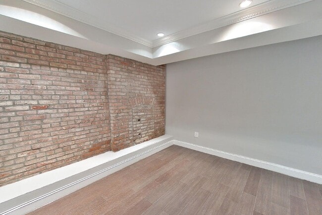 Building Photo - 566 Hudson St