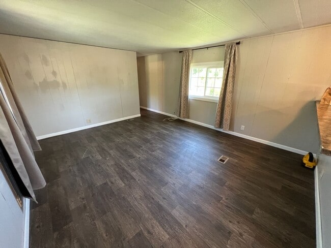Building Photo - Semi-Rural 2 Bedroom 1 Bath Updated Mobile Home w/ Amenities