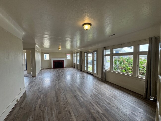 Building Photo - Henderson Center! 2 /1 in the heart of Hen...