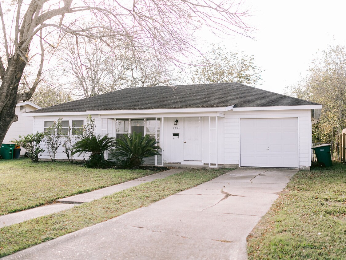 1203 E Polk Ave, Victoria, TX 77901 House Rental in Victoria, TX