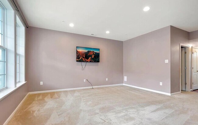 Foto del edificio - 3 Level END UNIT townhouse in Market Squar...