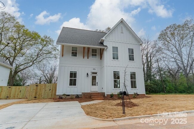 Building Photo - 576 Reid St
