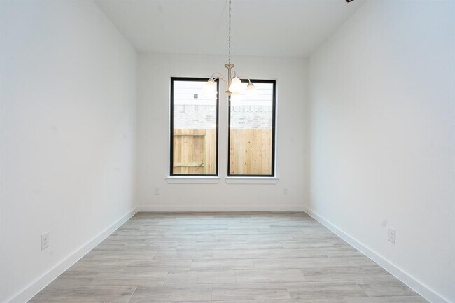 Foto del edificio - 6014 Churchill Spgs Ln