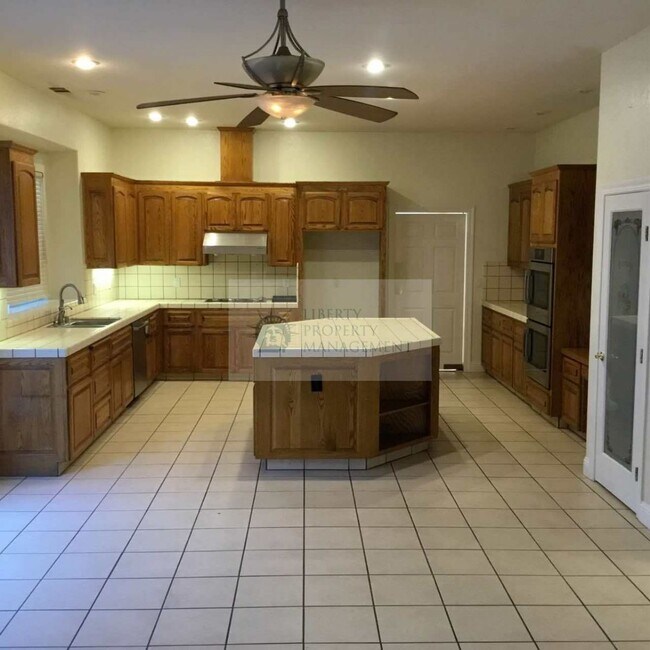 Foto del edificio - 899 Sweet Pea Ln