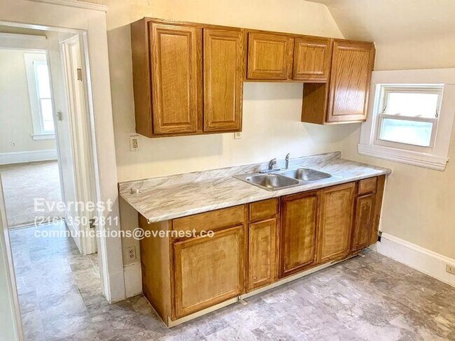 Foto del edificio - Charming 3-Bedroom Duplex in a Convenient ...