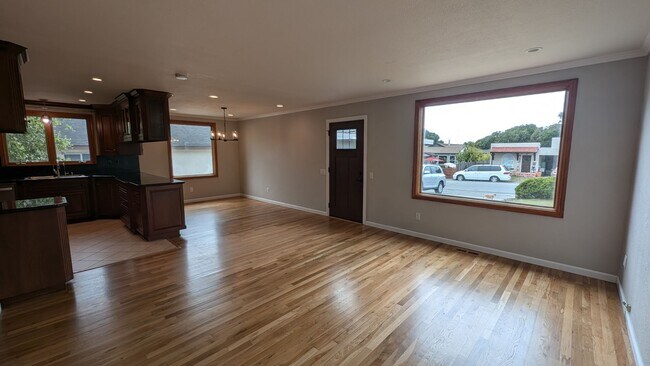 Foto del edificio - Coming Soon!  Beautifully Updated Three-be...