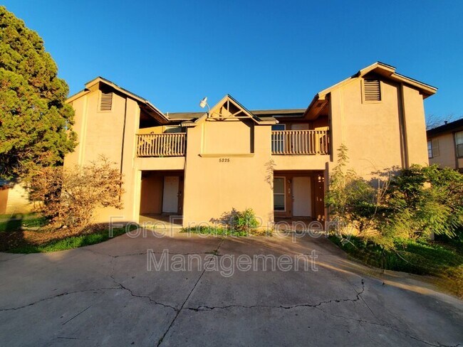 Foto del edificio - 5225 Meadow Field