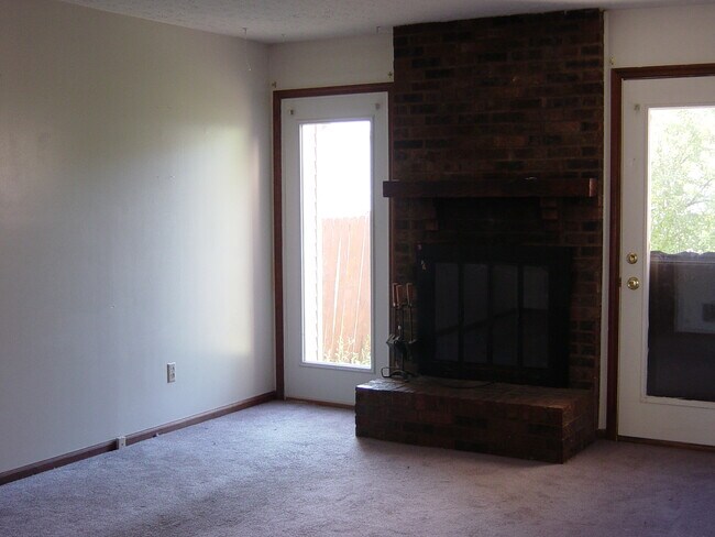 Foto del edificio - 1676 Hightower Dr