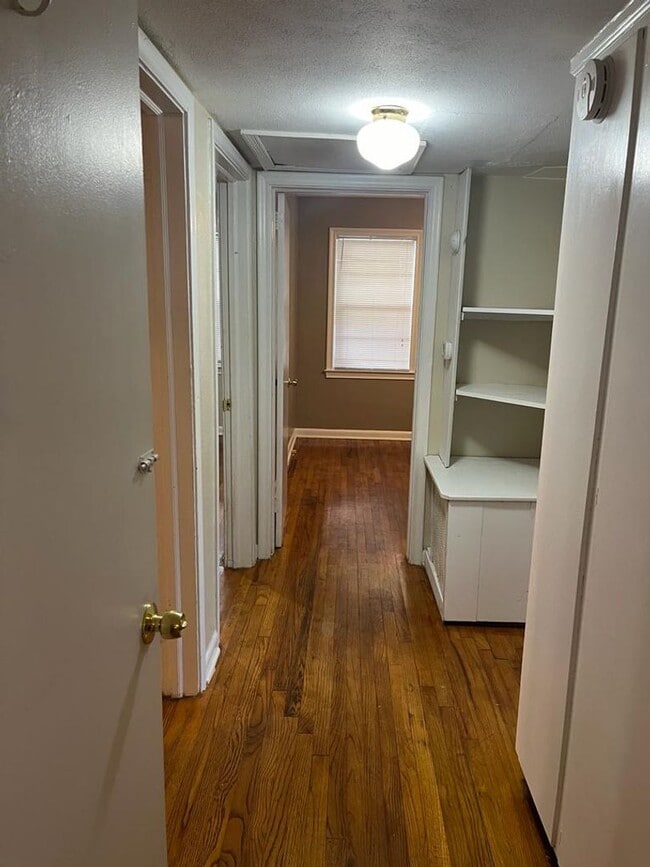 Building Photo - 3 bed/ 1 bath house, fenced-in yard! Avail...