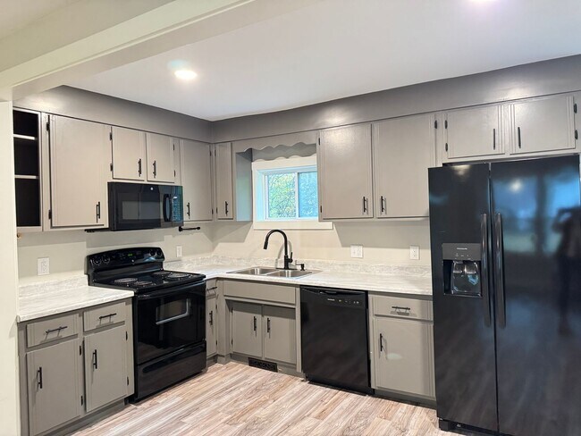 Foto del edificio - Dual Suite Privacy! Perfect for Roommates — Minutes to APSU & Downtown