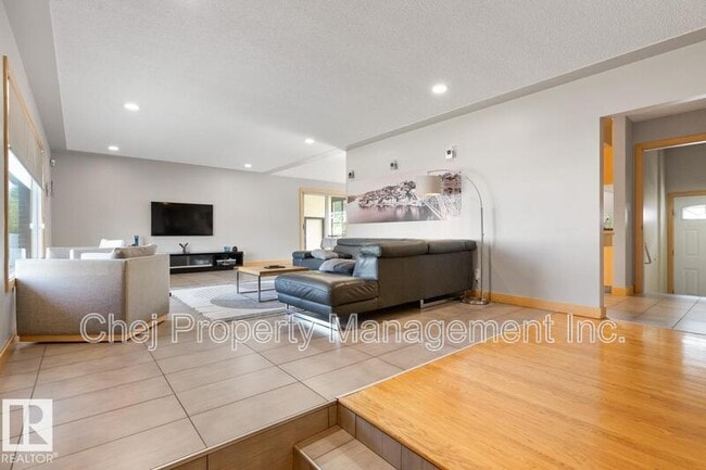 Photo du bâtiment - 8007-8128 128 Ave NW