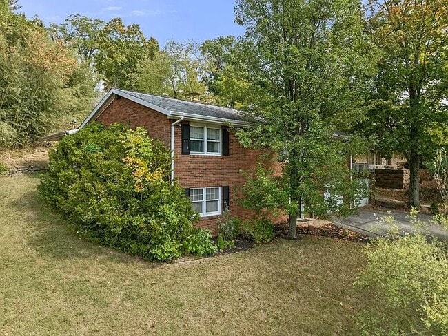 Building Photo - 1447 Beverly Dr