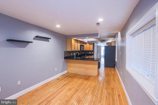 Building Photo - 3240 Foster Ave