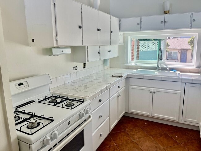 Building Photo - Bright 1.5 bed / 1 bath upstairs apartment...