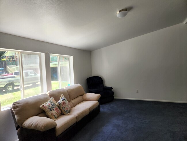 Building Photo - 260 Estabrook Ln