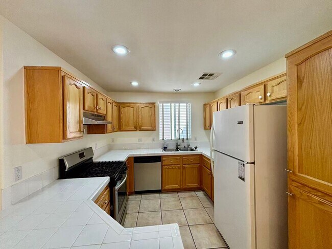 Foto del edificio - Two-story single-family home