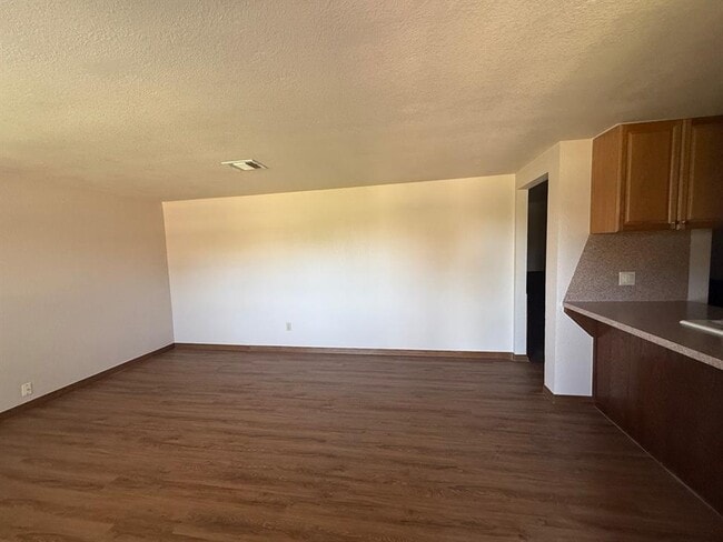 Building Photo - 1015 Swan Lake Ct