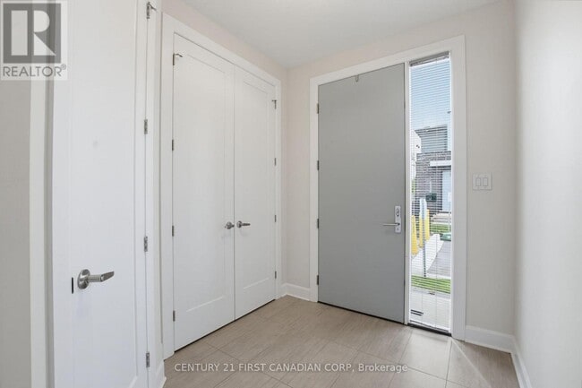 Building Photo - 499 Sophia Cres