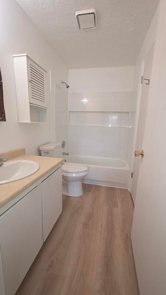 Foto del edificio - 1090 E Cedar St