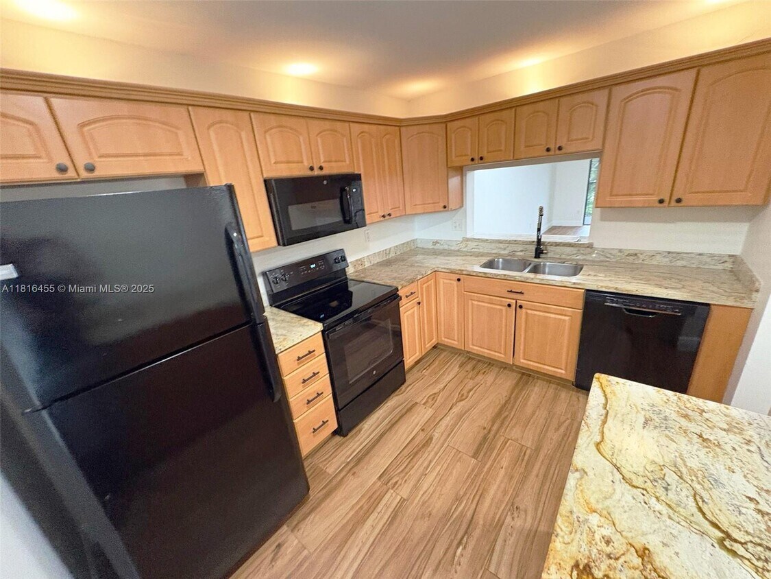 Foto principal - 2900 NW 42nd Ave