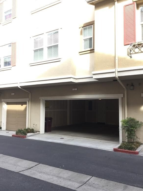 Building Photo - 107 Burbank St