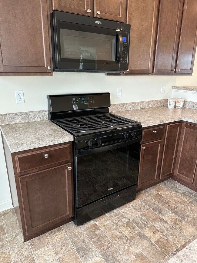 Building Photo - End unit townhome in Darley Green!