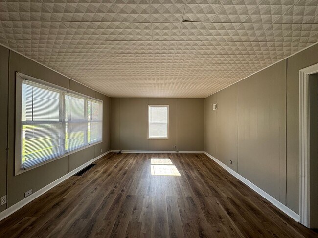 Building Photo - Cute 2 bedroom Home