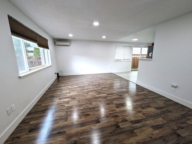 Foto del edificio - Charming Move-In Ready Rambler with Shop &...
