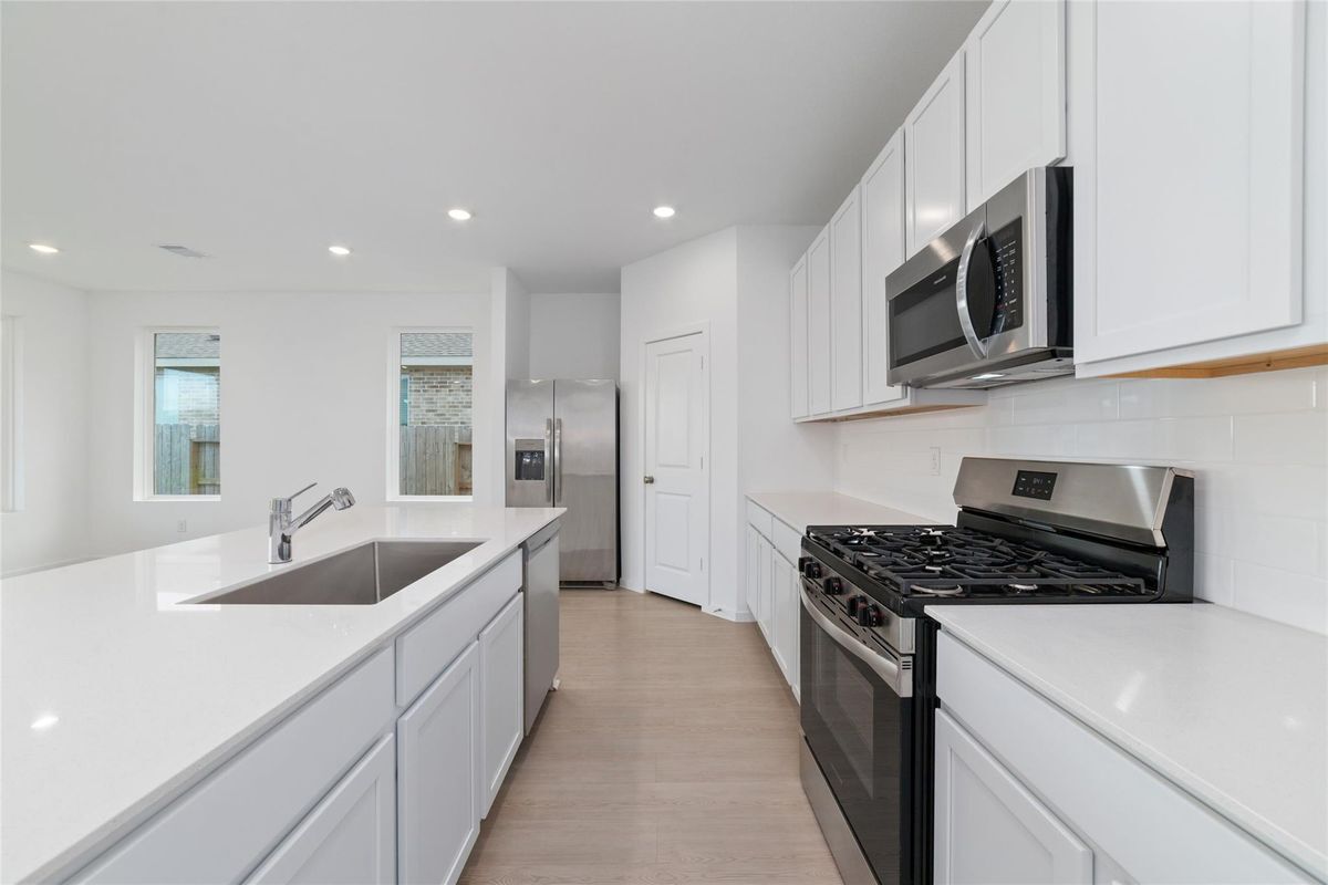 Building Photo - 830 Heaven Dr