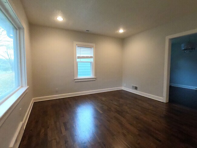 Foto del edificio - SEE IT NOW: Charming and beautifully updated bungalow in the heart of Kansas City!