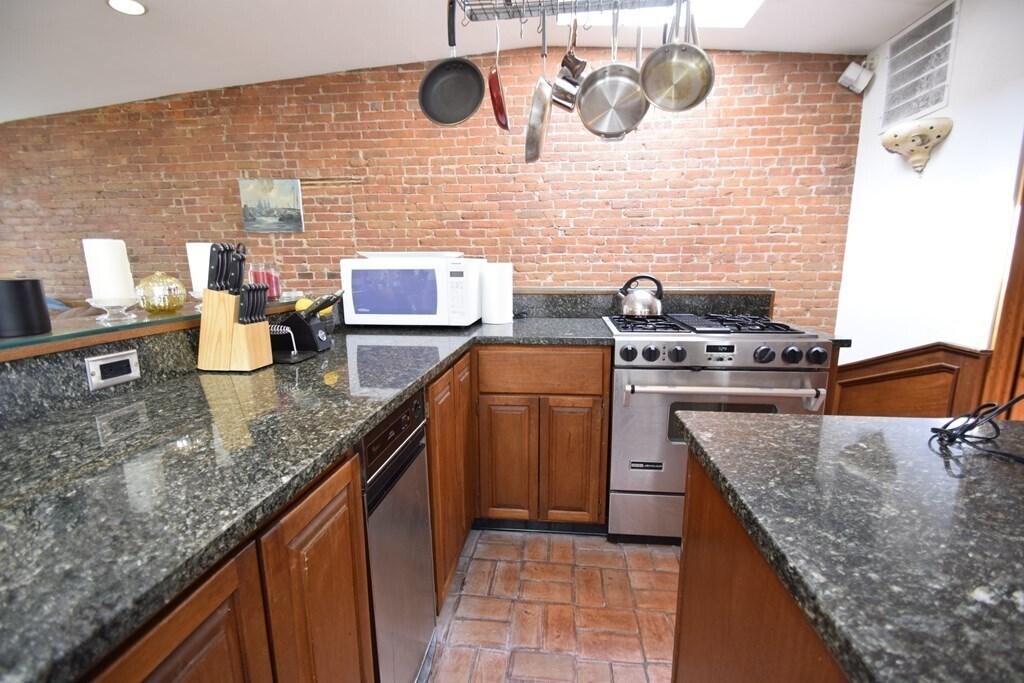 Primary Photo - 18 Holyoke St