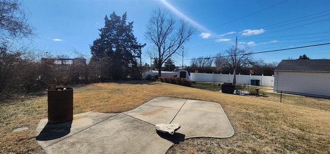 Foto del edificio - 3-Bedroom Home in Prime Affton Location with Modern Upgrades & Covered Deck